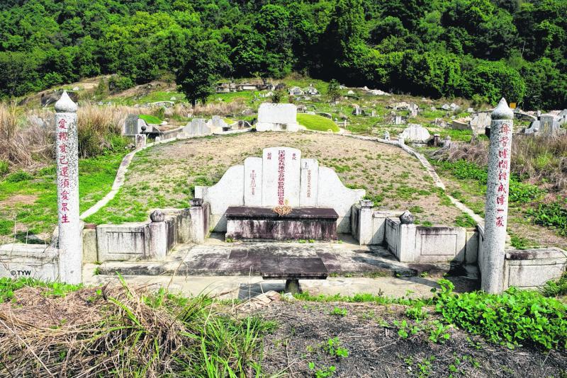 林博爱墓前两根石柱,状拟毛笔。(陈耀威提供)