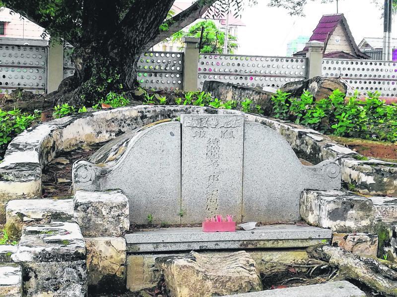 梁美吉墓在校园内,没有遭到破坏。(郑宗陵提供)