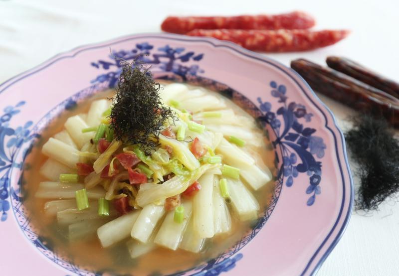 腊味焖芹菜白菜(庄耿闻摄)