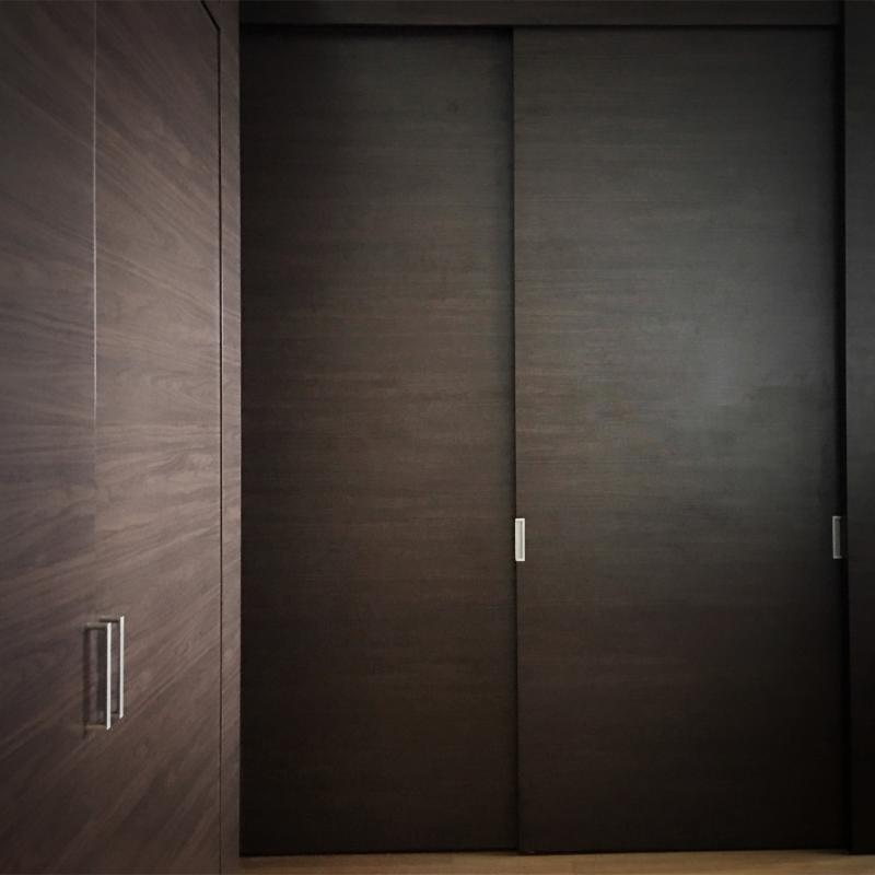 设计师的另个杰作,用整齐的木质推拉门,将洗衣机和厨房遮掩起来,整齐好看。