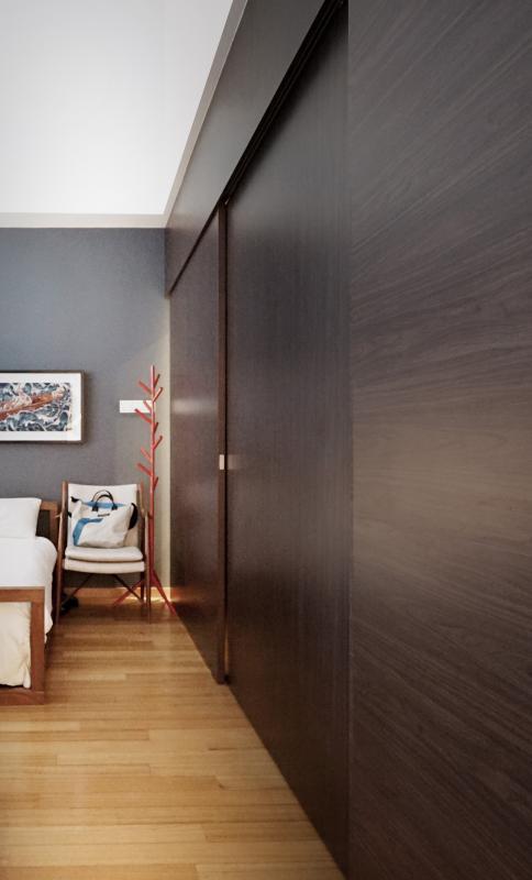 这片木质推拉门后面是浴室和防空壕,也成为一片简洁的木墙,是房子最精简的设计之一。