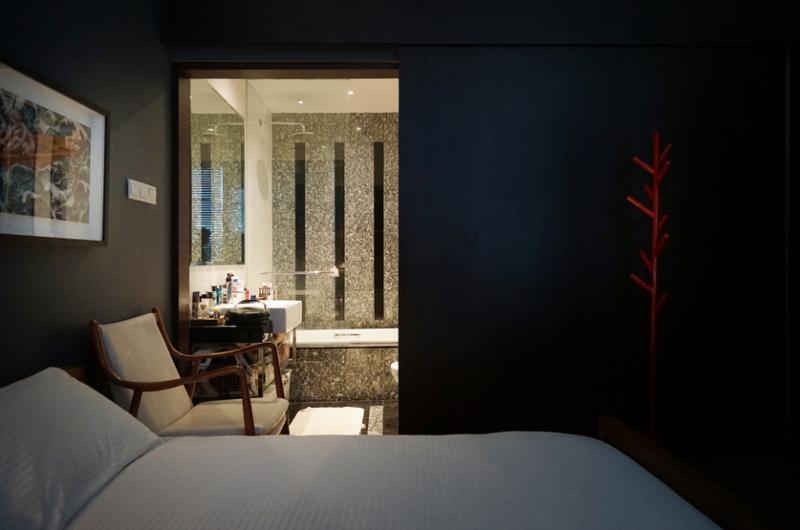 一房式的公寓单位面积不大,少了传统门口的浴室空间更为宽敞,也更悦目。