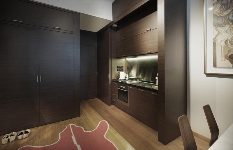 这小角落安置了厨房、冰箱、洗衣机。这是欧美不少附有厨房的精品酒店常见的整合式室内设计。