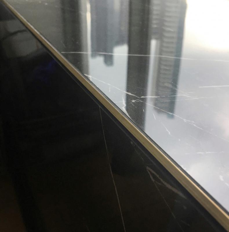 全屋采用镶铜边的黑白根大理石,当柔和的灯光进入深色木质内室时,会照射在屋内各角落的艺术品上,并反射出来。