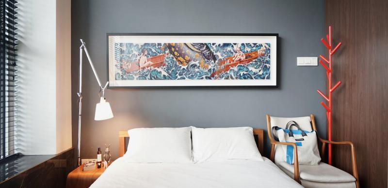 自然光照入卧房,小小的空间变得明亮,墙上的画作即刻显得特有生气。