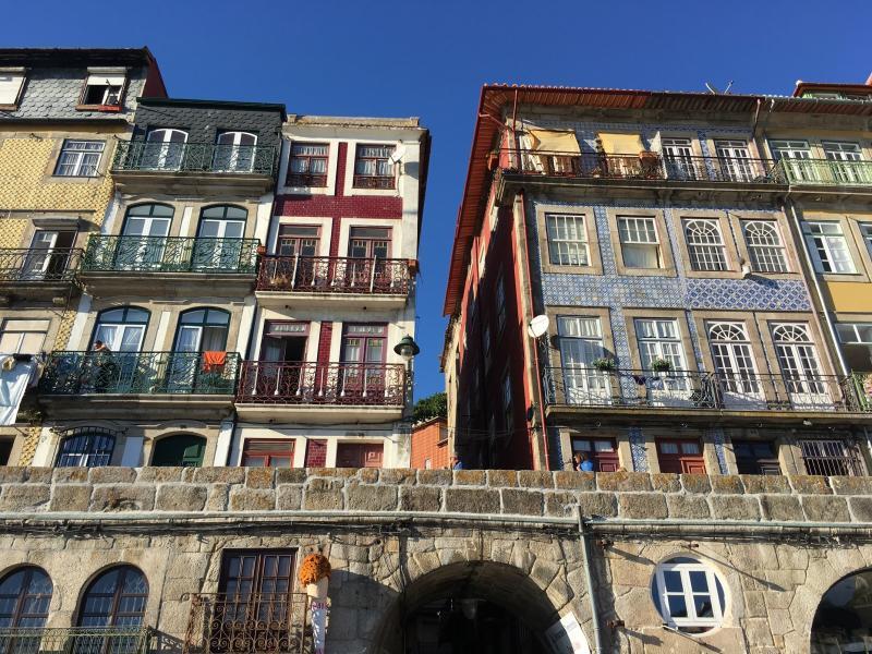 民宅的蓝白瓷砖古朴典雅。