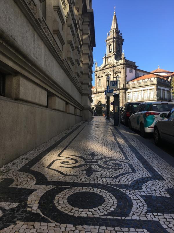 街道的地砖也很有特色。