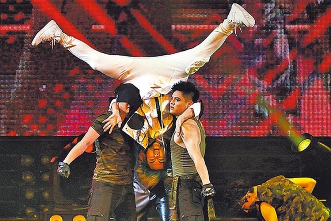 王仁甫（中）倒立飙舞，跳得上气不接下气。（互联网）