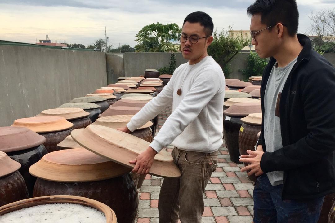 符向毅(右)亲自飞往台湾云林县西螺镇,了解酱油的制作过程。(受访者提供)