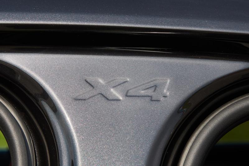 打开车门后可看到B柱的X4标志,突显了车子的身份。