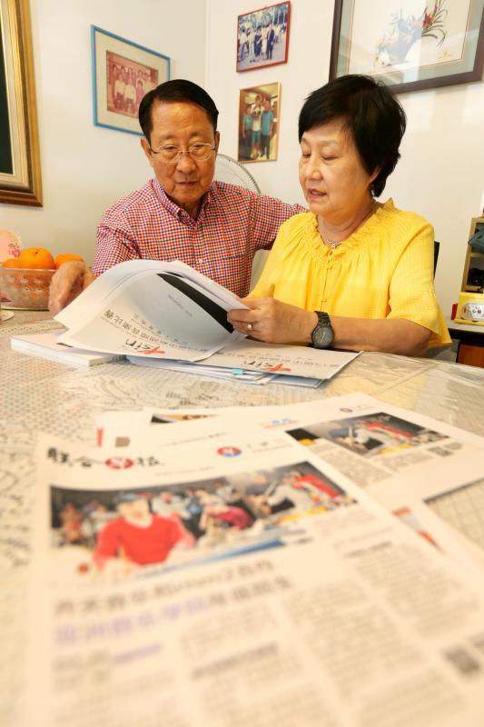 黄爸爸和黄妈妈把儿子的每一个访问都剪下来收藏。