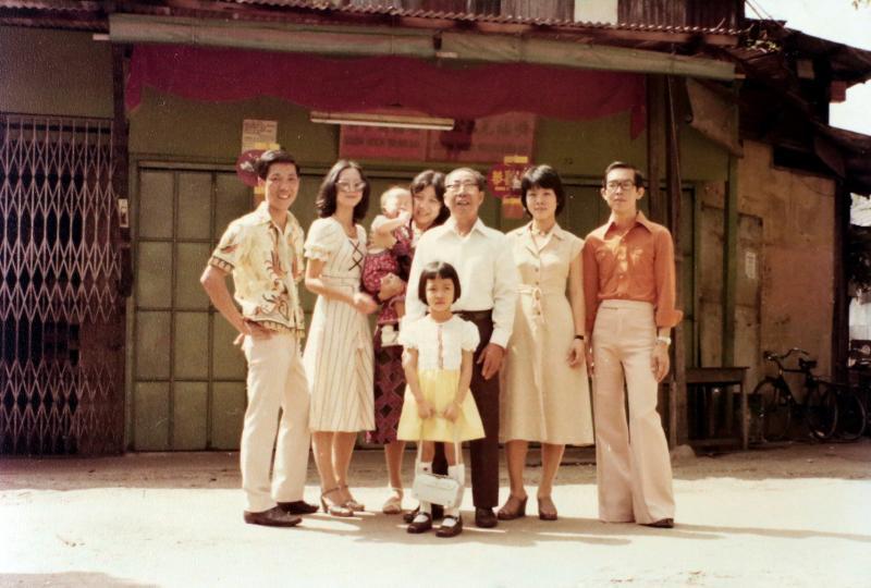 黄韵仁的祖父(右三)曾在珊顿道开杂货店,黄韵仁当时还是被母亲抱在手中的婴儿。(受访者提供)