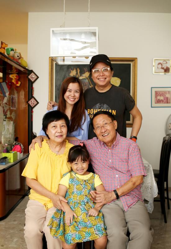 黄韵仁和太太(后排)学习父母的相处之道,从不在女儿面前争吵。