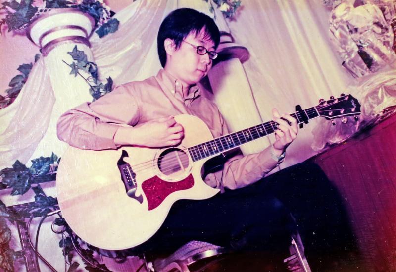 黄韵仁17岁开始学吉他,并在Pub演出。(受访者提供)