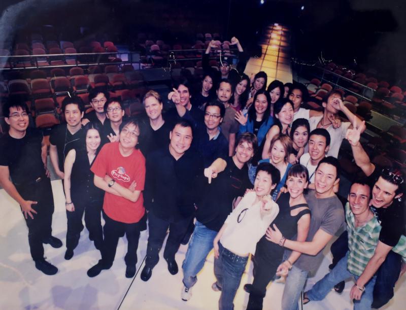 黄韵仁(穿红衣者)曾为林忆莲(前排右五)的巡演担任伴奏,那也是他第一次参与歌手巡演。(受访者提供)