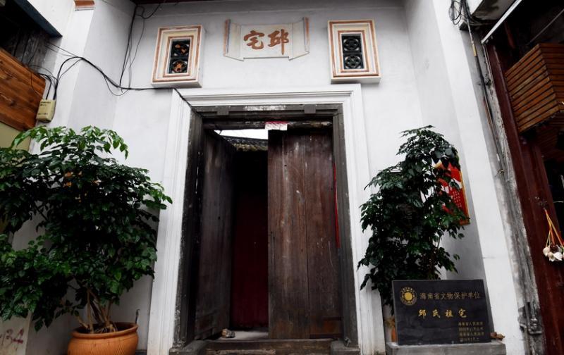 “邱宅”斑驳古老的木门半敞开着，里面似乎有说不完的故事。