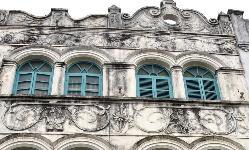 骑楼中段和上段的浮雕花饰布满岁月沧桑的痕迹。