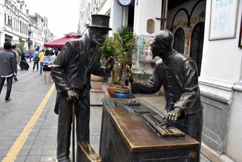 老街上有不少塑像记录了海口的历史；“商道”反映外国商人与海口商人议价的情况。