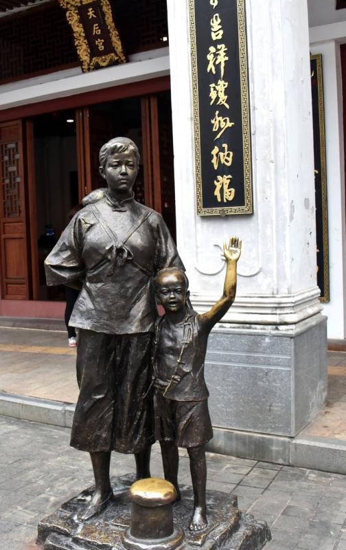 “送别”则演绎令人心酸，为生计离乡的故事。