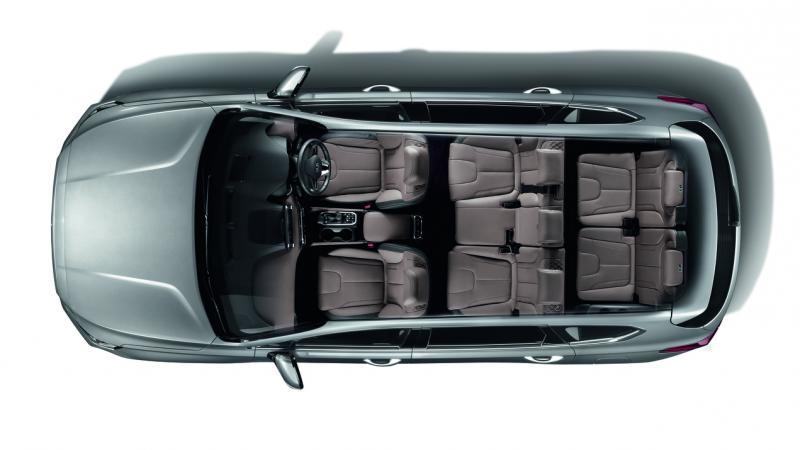 Santa Fe空间宽敞，中后排座椅能折下，提供更多空间。