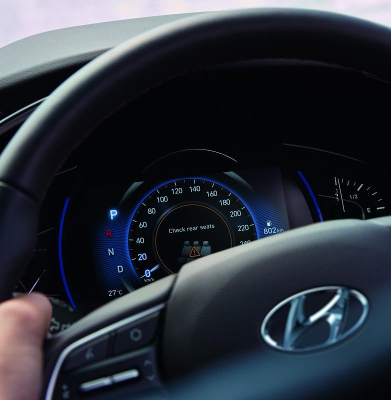 后座乘客警示系统关闭引擎、锁上车门时，系统会侦测后座是否有孩童，超声波感应器一旦感应到后方有小孩，便会发出警报声。