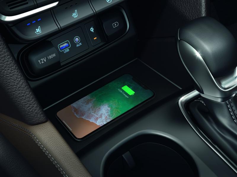 无线手机充电在人手一机的年代，能随时随地充电是一大优势。车里有四个USB充电插口，应能满足驾驶者及乘客的电力需求。