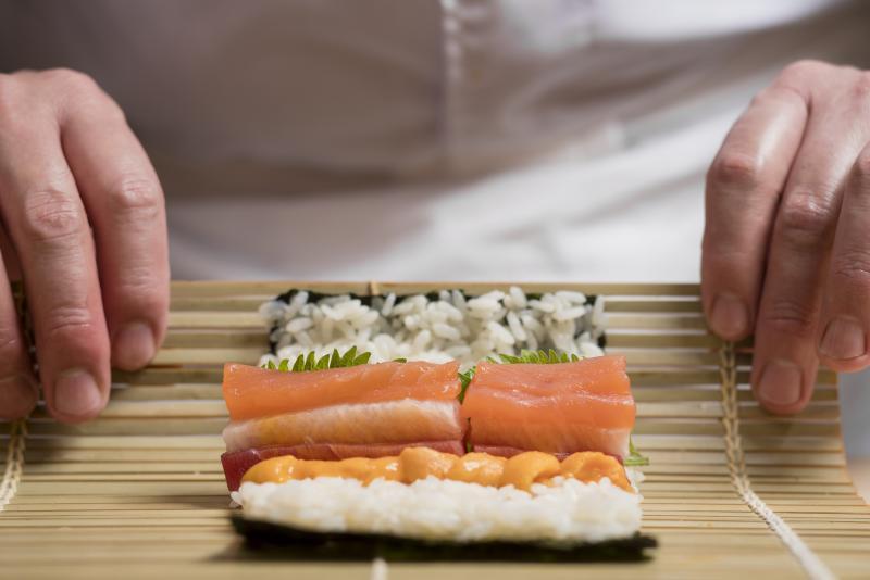 结合鲔鱼、马粪海胆、鰤魚及紫苏叶的Ayumu寿司卷。(受访者提供)