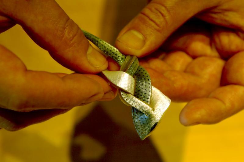 中谷将小鰭鱼切成细条后编成辫子。