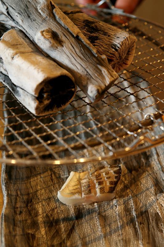 用日本备长炭在鱼肉表面微微熏制,烤后鱼肉散发出诱人香味。