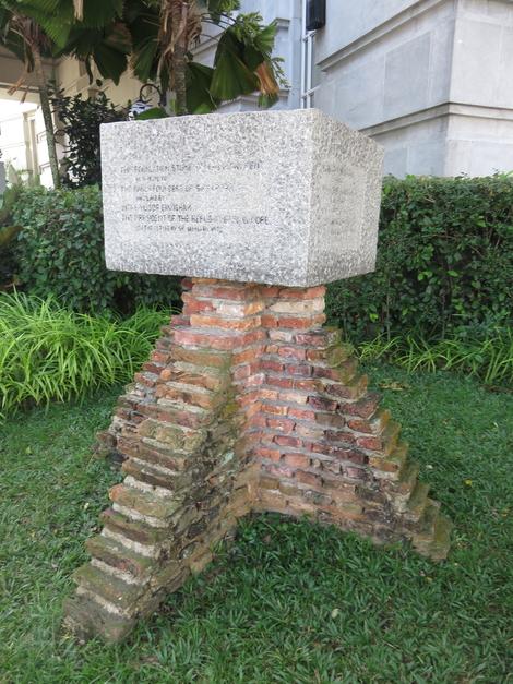 纪念“无名移民”先驱者的纪念碑石。