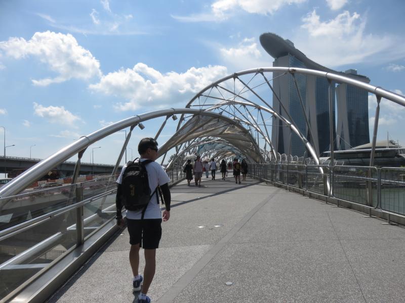 通往滨海湾金沙的螺旋桥。