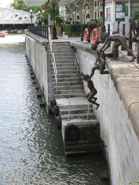 新加坡河畔的雕像“第一代”(First Generation), 提醒我们这里曾是小朋友游玩的地方。