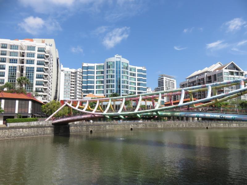 色彩缤纷的阿卡夫桥(Alkaff Bridge),桥形设计以早期的运货小船“舯舡”为构想。