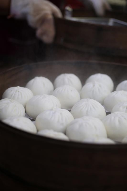 包子,是既美味又能果腹的平民小食,在本地,用手工成就这道轻食的师傅屈指可数,手工包业除了面对商业操作的各种困境,在潮食当道的洪流中,更有随时代蒸发的危机。