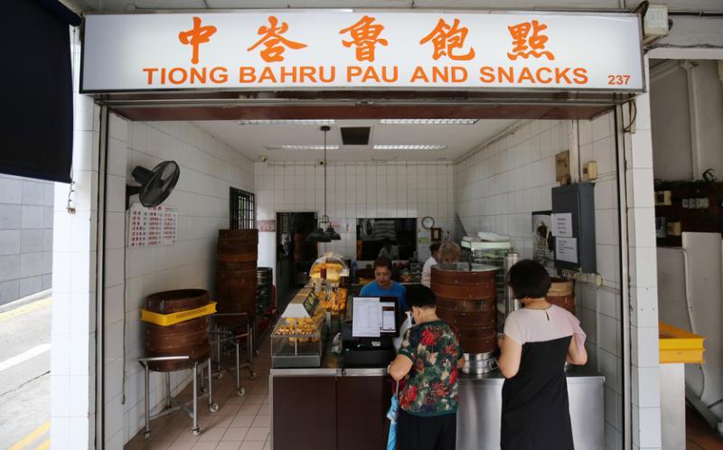 中峇鲁包点,一部分包点在店内制作,一部分则在中央厨房完成。(梁麒麟摄)