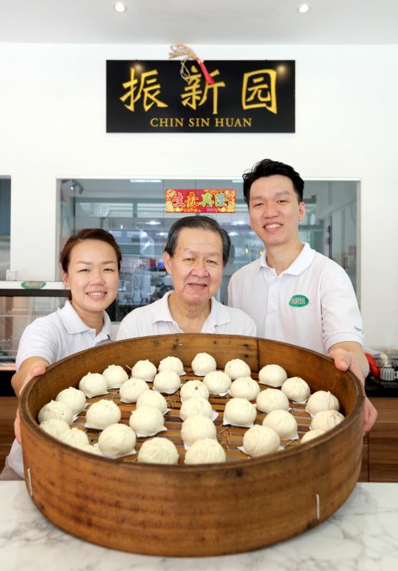 难得儿女愿意接手,丹戎禺包创办人叶炳华(中)乐于传授功夫,联手出击。(龙国雄摄)