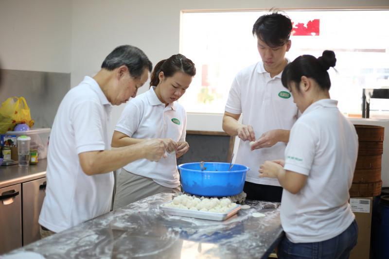 为免面团变干,捏包花时要和时间赛跑。(龙国雄摄)