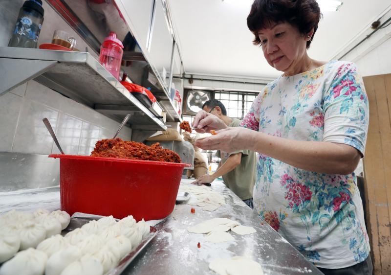 手工包行业相当辛苦,叶晓菁和叶伟杰的母亲洪宝珠坦言多少心疼孩子。(饶进礼摄)