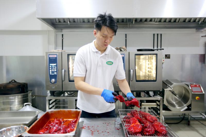 振新园包点的肉馅由叶伟杰亲手烹制。(龙国雄摄)