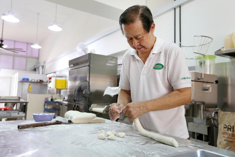 叶炳华凭手感和经验擀面和拆面。(龙国雄摄)