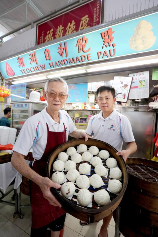 潮州自制包点创办人姚誉筹(左)和儿子姚松杰。(龙国雄摄)