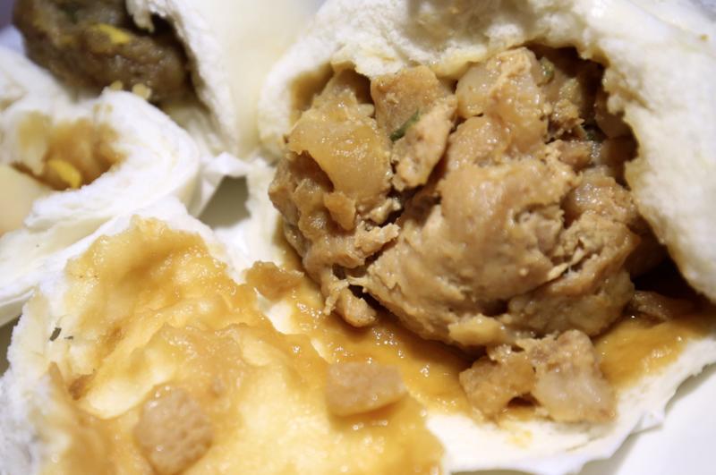 肉馅多汁的大包非得手工制作才行。(梁麒麟摄)