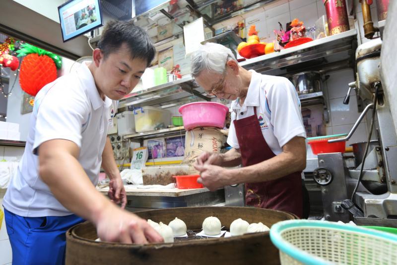 周末,姚誉筹和儿子姚松杰分工合作,默契非一般。(龙国雄摄)