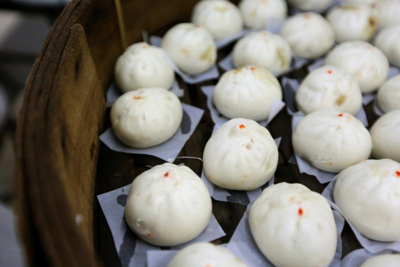 现做现蒸现卖的手工包,美味岂能和机器包相提并论?(龙国雄摄)