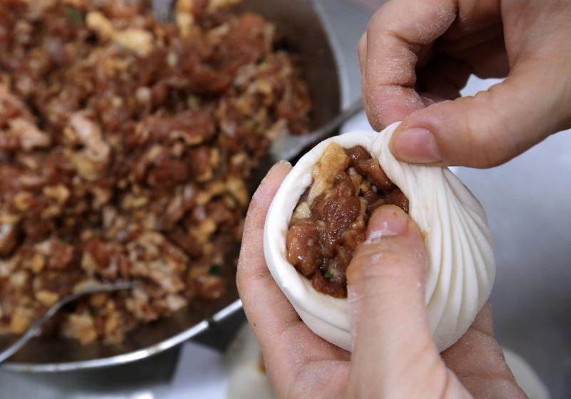所谓手工包,意即把馅料包好捏出包形的关键步骤,一定要以手工进行。(梁麒麟摄)