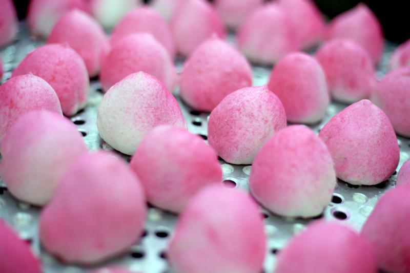 蓬松柔软的寿桃是大巴窑1巷潮州自制包点的招牌之一。(龙国雄摄)