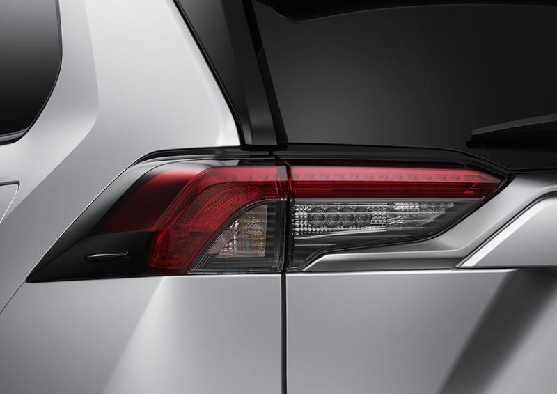 分体式结构的尾灯内分布了颗粒式光源粒，突出质感。