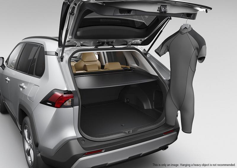 原本可以容纳第三排座位的空间成了行李厢的一部分，容量达580升，后门也装有感应器，用脚在车底晃一晃就可开关行李厢门。