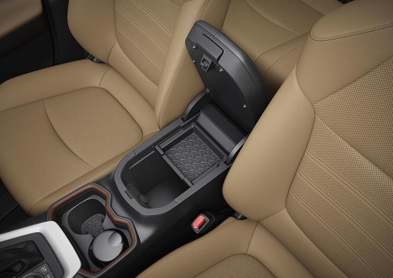 除了有双杯子盛器，托盘中间还有手机无线充电区。