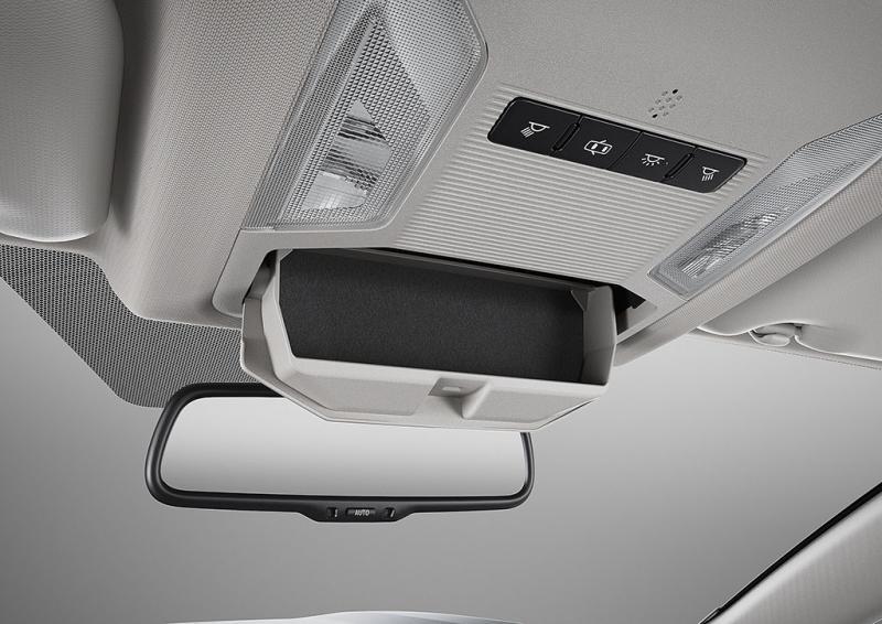 前座车顶有额外储物空间，可摆放眼镜之类的小物品。